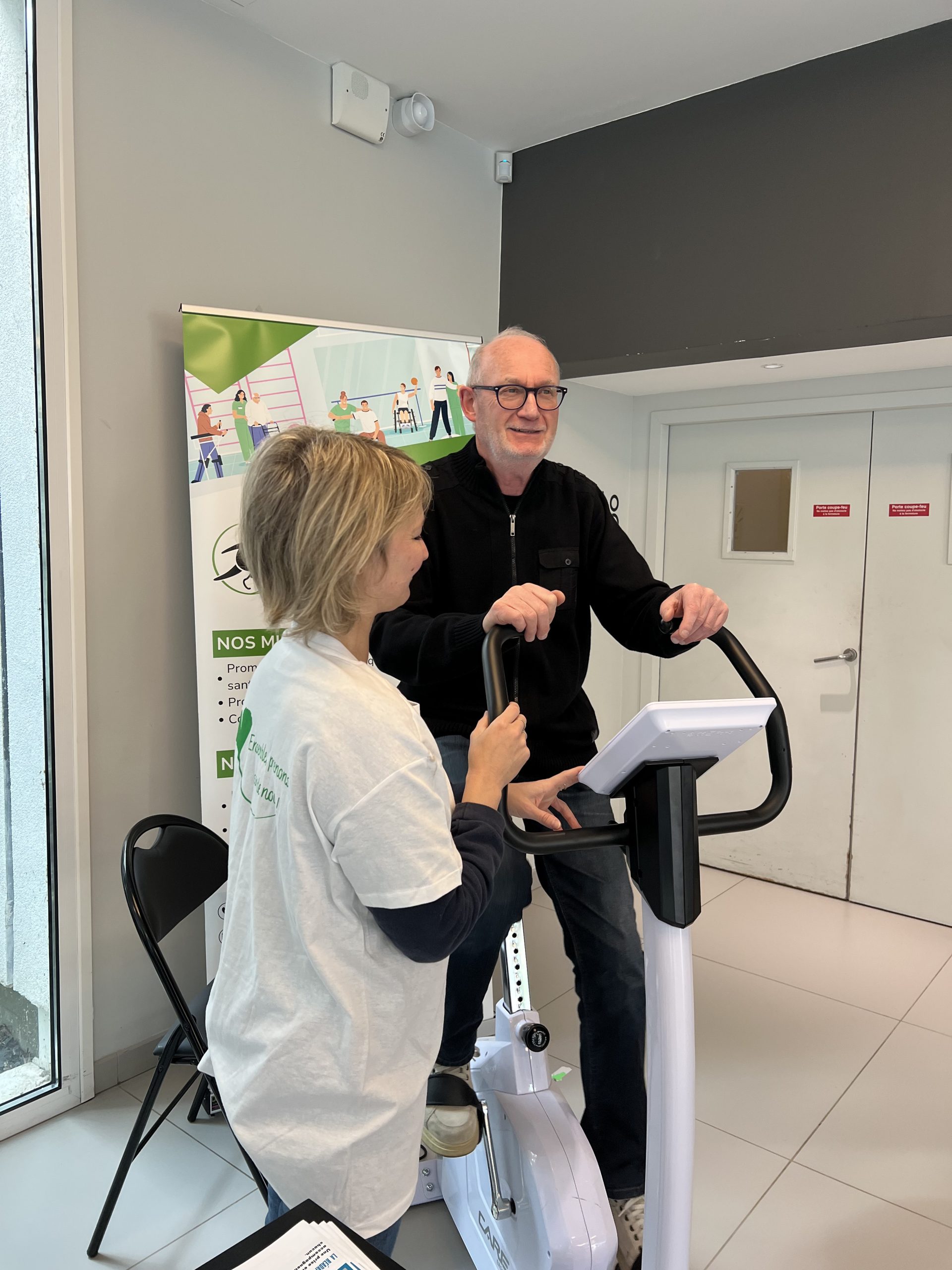 Vélo Stand activité physique lors de la journée de dépistage de l'hypertension artérielle